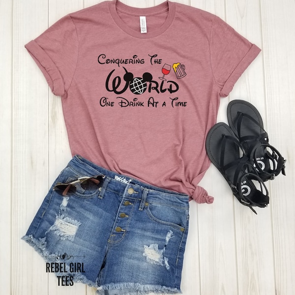 Conquistare il mondo Un drink alla volta - Bere in tutto il mondo, Camicie Epcot, Camicia Disney, Cibo e vino, Camicie per le vacanze.