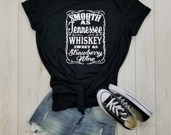 Smidig som Tennessee Whiskey, söt som jordgubbsvin (vit) - Countrymusiktröja, Country Thunder, countrykonsertlinne, rodeotröja.
