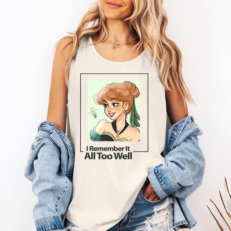 Puede incluir: Camiseta blanca de tirantes con una ilustraci&oacute;n verde y marr&oacute;n de una mujer con una corona y el texto "I Remember It All Too Well".