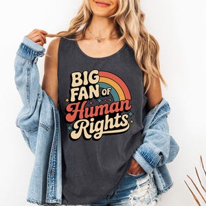 Könnte beinhalten: Dunkelgraues Tanktop mit dem Text "BIG FAN of Human Rights" in einem Retro-Schriftstil mit einer Regenbogen-Grafik. Das Tanktop ist ein bequemer, lässiger Stil.