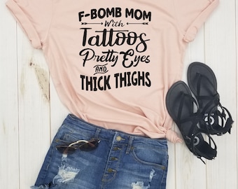 Maman F-BOMB avec des tatouages Jolis yeux et des cuisses épaisses