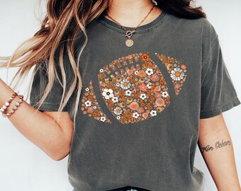 Fußball Boho Blumen - Komfortfarben, süßes Herbstwetter-Shirt, lustige Fußballmutter, süßes trendiges Fußballshirt, Spieltag Tailgating-Shirt