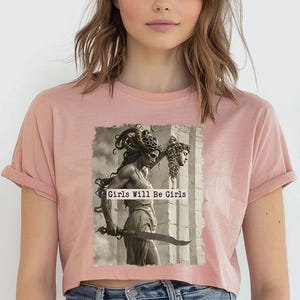 Medusa Feminist - Maglietta corta fluida, Maglietta Medusa con la testa di Perseo, Maglietta femminista, Maglietta per l'emancipazione femminile, Maglietta femminista immagine 5