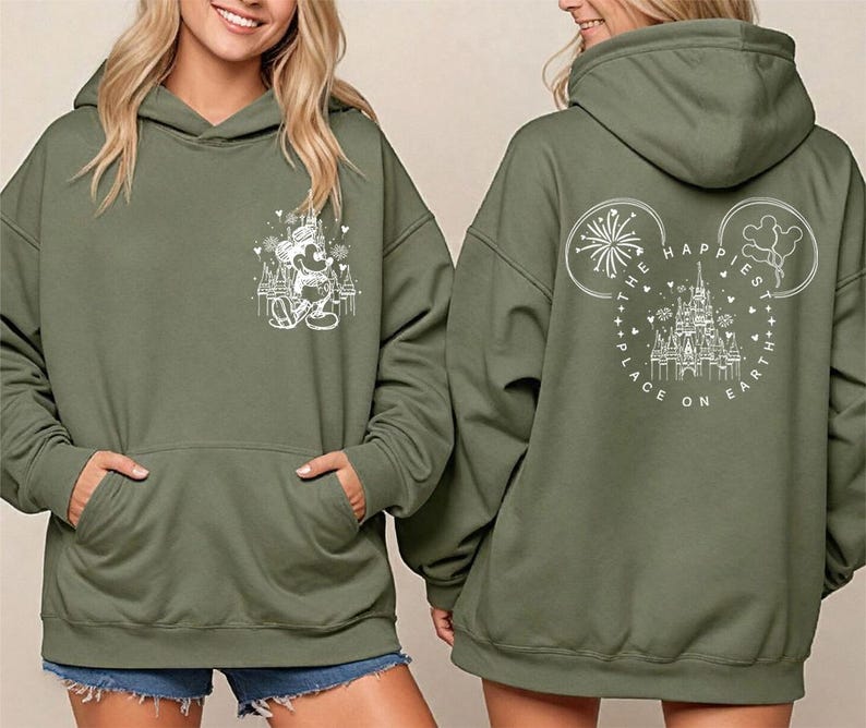 Pu&ograve; includere: Felpa con cappuccio verde oliva con tasca frontale e cappuccio. La parte anteriore presenta una grafica bianca di Mickey Mouse. La parte posteriore ha una grafica bianca di orecchie di Mickey Mouse con fuochi d'artificio e il testo "The Happiest Place on Earth".