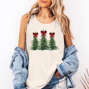 Árbol de Navidad Coquette - Camiseta sin mangas de colores cómodos, camiseta con lazo navideño, camiseta navideña femenina, camiseta navideña Coquette, divertida y festiva