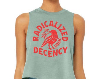 Radicalizado por la decencia básica: camiseta de tirantes corta con espalda deportiva, camiseta de activista de protesta con declaración política, camiseta de justicia social, derechos humanos liberales