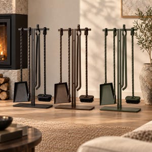 Peut inclure: Trois ensembles d'outils de cheminée, chacun comprenant une base rectangulaire, un support vertical et quatre ustensiles suspendus, dont une pelle, une brosse et deux tisonniers. Les ensembles sont en métal noir mat, brun foncé et vert foncé.