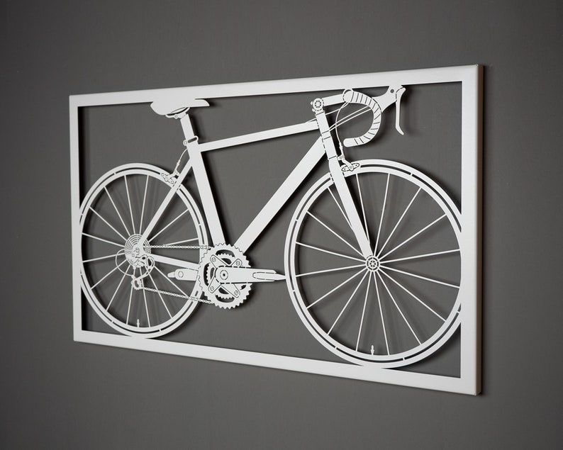 Cycling enthusiast metal wall decoration, a unique gift for cyclists, capturing the beauty of biking. Ideal for Peloton enthusiasts, offering a stylish homage to their hobby.