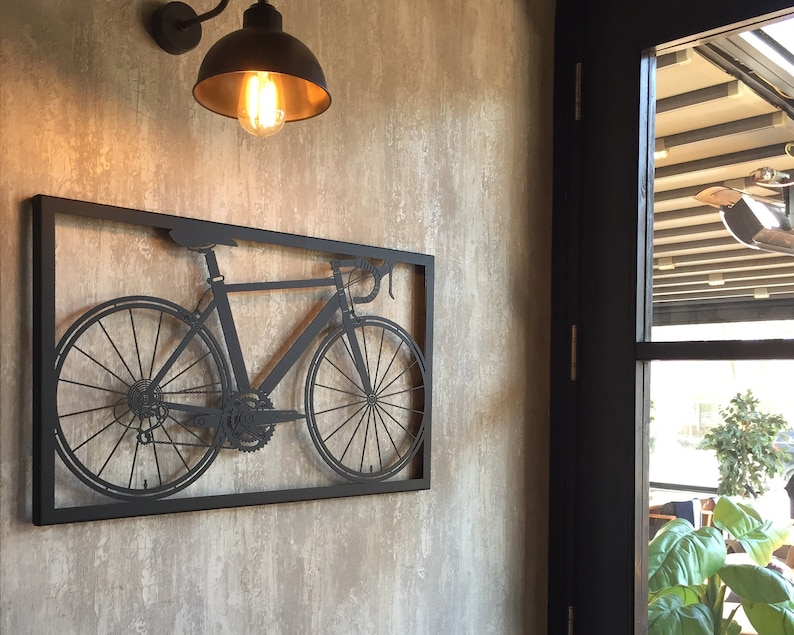 Artistic metal wall art of a classic bicycle, capturing the essence of cycling passion. This piece blends artistry with the spirit of adventure, making it a standout decor.