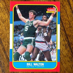 Carte de basket-ball HOF Bill Walton Fleer n°119 1986, coins pointus, sans plis