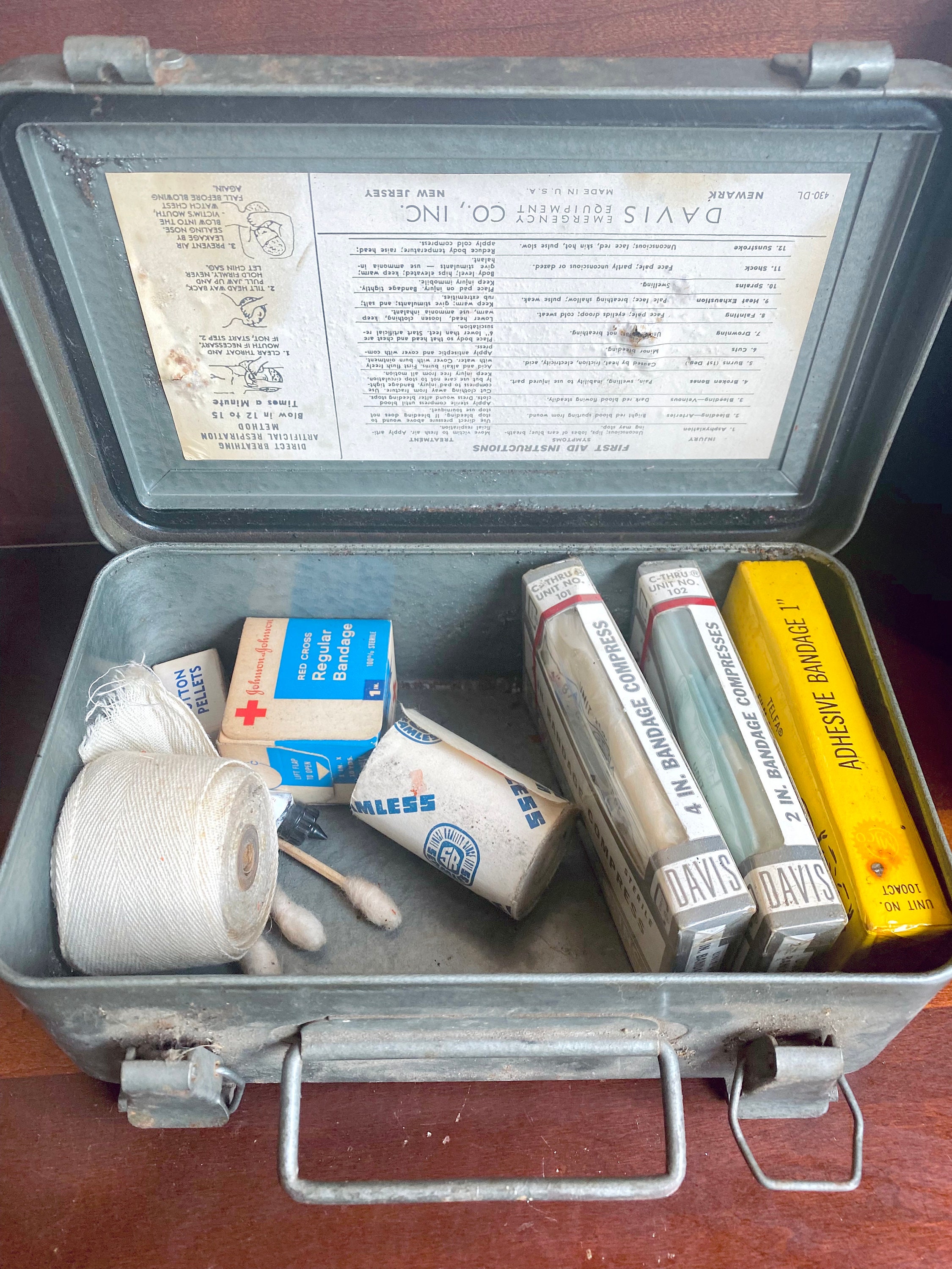 FIRST AID KIT ビンテージ　US NAVY WW2 Original U.S. WWII U. S. Navy First Aid Medical Corpsman