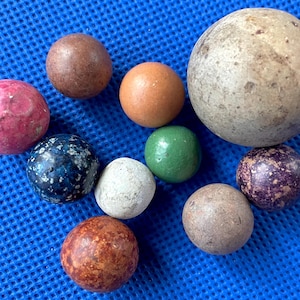Late 1800s-Early 1900s clay marble lot (10), Large shooter lot F