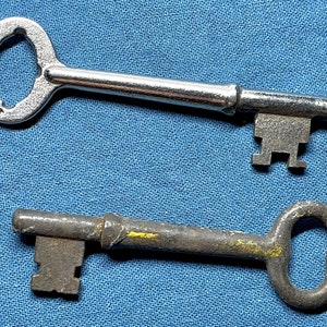 2 Authentic Vintage Skeleton Keys