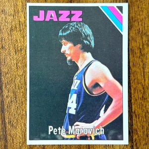 Carte de basket-ball HOF Pete Maravich Topps 1975 n° 75, coins pointus, sans plis