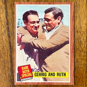 Carte de baseball n° 140 Babe Ruth et Lou Gehrig Topps 1962, coins pointus, sans plis