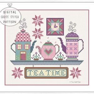 Puede incluir: Patrón de punto de cruz digital con temática de té. La imagen muestra una estantería con tres teteras en tonos rosa, azul y morado, y el texto "TEA TIME". Elementos decorativos incluyen copos de nieve y un bloque de colcha.