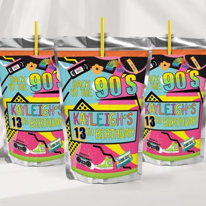 Könnte beinhalten: Drei silberne Trinkbeutel mit gelben Strohhalmen und einem bunten Grafikdesign im 90er-Jahre-Stil. Der Text lautet Back to the 90's, Kayleigh's 13th Birthday!, ergänzt durch Illustrationen von VHS-Kassetten, einem Ghettoblaster und Turnschuhen.