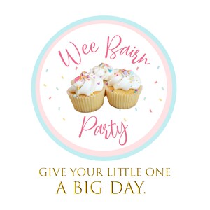 以下が含まれることがあります： ピンクとブルーの円の中に、ピンクの筆記体で「Wee bairn party」と書かれています。白いフロスティングとカラフルなスプリンクルをかけたカップケーキが3つ、円の真ん中にあります。円の真下に、金色の文字で「Give your little one a big day.」と書かれています。