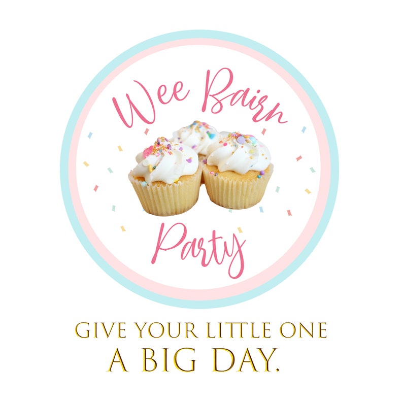 以下が含まれることがあります： ピンクとブルーの円の中に、ピンクの筆記体で「Wee bairn party」と書かれています。白いフロスティングとカラフルなスプリンクルをかけたカップケーキが3つ、円の真ん中にあります。円の真下に、金色の文字で「Give your little one a big day.」と書かれています。