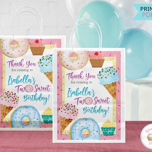 Puede incluir: Dos bolsas de regalo imprimibles con diseños de rosquillas, magdalenas y conos de helado rosas, azules y blancos. Las bolsas dicen "¡Gracias por venir al Segundo Cumpleaños Dulce de Isabella!"