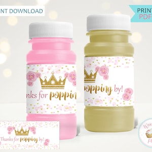 Könnte beinhalten: Druckbare Etiketten für Blasenflaschen in Rosa und Gold mit einem Kronen- und Blumendesign. Die Etiketten lauten "Danke fürs Vorbeikommen!" und "Wee Bairn Party".