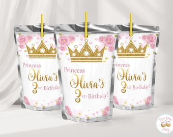Könnte beinhalten: Drei silberne Trinkbeutel aus Folie mit gelben Strohhalmen, verziert mit einer goldglitzernden Krone, rosa Aquarellrosen und kleinen goldenen Herzen. Der Text Princess Olivia's 3rd Birthday! ist in goldener und rosa Schrift auf weißem Grund gedruckt.
