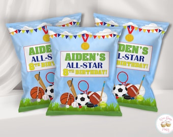 Może przedstawiać: Trzy jasnoniebieskie torebki na przekąski z motywem sportowym i zieloną trawą na dole. Tekst brzmi AIDEN'S ALL-STAR 8TH BIRTHDAY! nad ilustracjami kija baseballowego, piłki do koszykówki, piłki nożnej, tenisowej i rakiety.