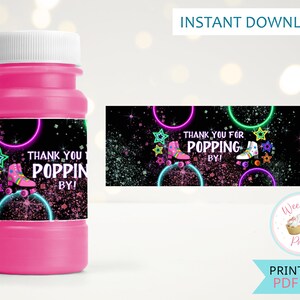 Può includere: Bottiglia di bolle rosa con un'etichetta bianca e nera che dice "Grazie per essere venuto!" con pattini a rotelle verde neon e rosa e stelle. L'etichetta ha uno sfondo scintillante.