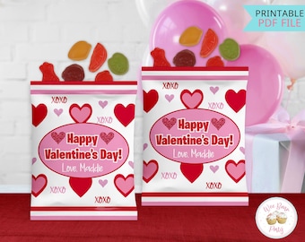 Puede incluir: Bolsas de regalo imprimibles para el Día de San Valentín con corazones rosas y rojos, una pancarta rosa y roja con el texto "¡Feliz Día de San Valentín! Con cariño, Maddie" y XOXO impreso en la bolsa.