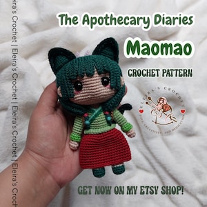 Puede incluir: Patrón de crochet para una muñeca amigurumi verde y roja con orejas de gato. La muñeca se llama Maomao y es de la serie "The Apothecary Diaries". El patrón está disponible en Etsy.