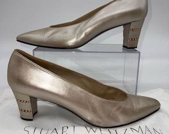 Zapatos de tacón clásicos vintage Stuart Weitzman de piel metalizada dorada con detalles metálicos - 9AA