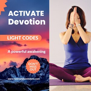 Puede incluir: Una mujer sentada en una postura de yoga con las manos en posición de oración. El fondo es una puesta de sol con montañas y el texto "ACTIVATE DEVOTION LIGHT CODES A powerful awakening DON'T MISS OUT www.howtorereturnlovelove.com"