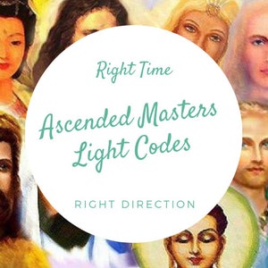 Op de afbeelding: Een witte cirkel met de tekst "Right Time Ascended Masters Light Codes Right Direction" in turquoise groene letters tegen een achtergrond van kleurrijke portretten van mensen.