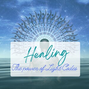 Puede incluir: Una imagen digital de una persona de pie en el agua con un cielo azul y estrellas en el fondo. La persona está rodeada por un diseño tipo mandala. El texto "Healing The power of Light Codes" está escrito en un cuadro blanco frente a la persona.