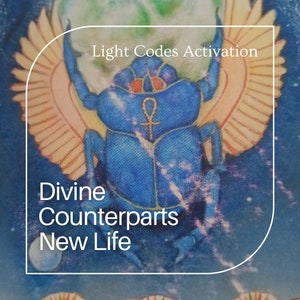 Puede incluir: Un escarabajo azul con alas doradas y un símbolo de Ankh rojo en su espalda. El escarabajo está rodeado por un cielo nocturno estrellado. El texto "Light Codes Activation" está en la parte superior de la imagen, y el texto "Divine Counterparts New Life" está en la parte inferior.