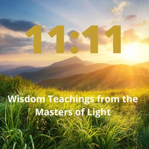 Op de afbeelding: Een schilderachtig landschap met glooiende heuvels en een stralende, gouden zonsopgang. Het getal 11:11 wordt in grote, gouden letters tegen de lucht getoond. De tekst "Wisdom Teachings from the Masters of Light" staat onder het getal.