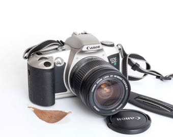 Cámara de película vintage Canon EOS 500N de 35 mm con lente de 28-80 mm