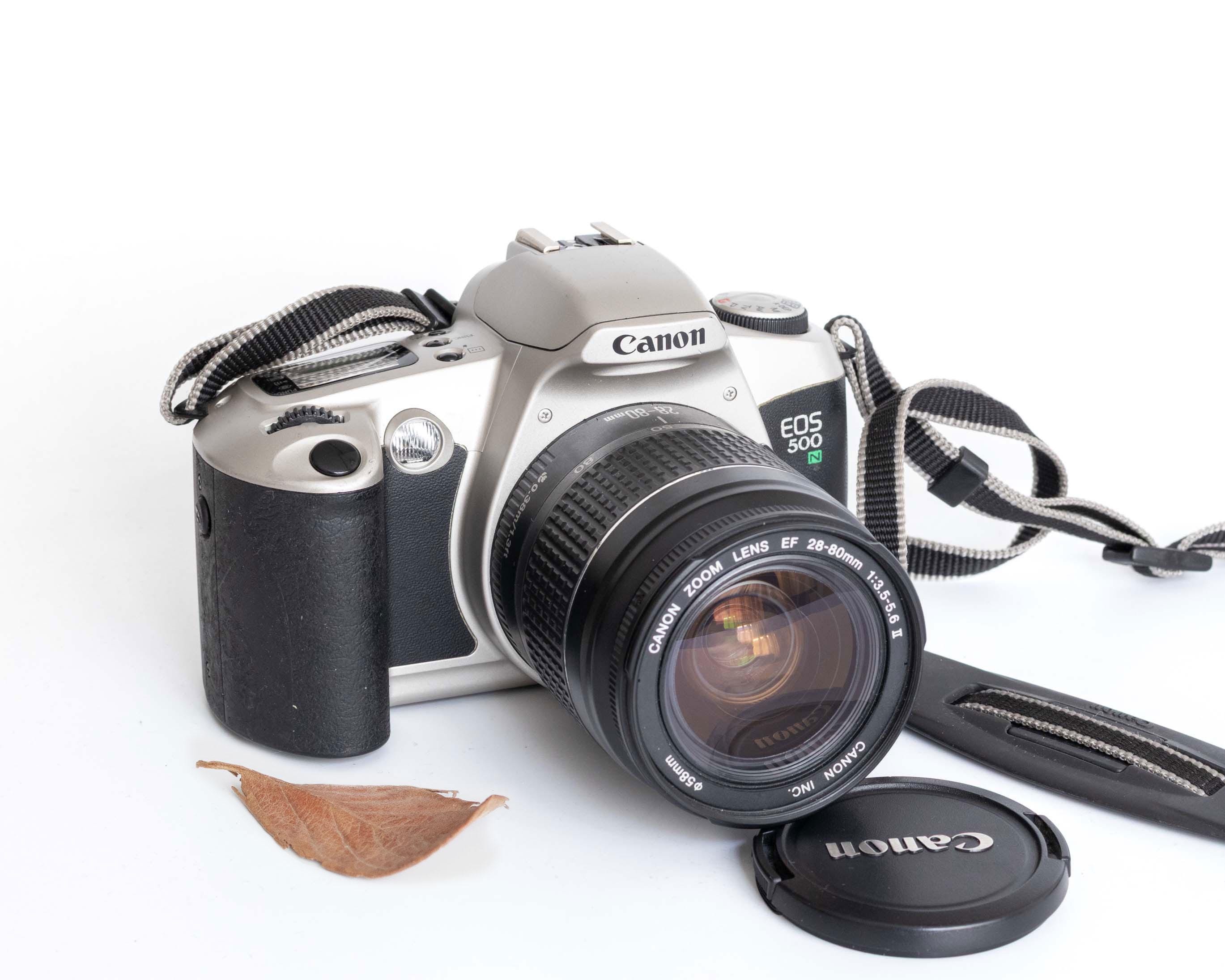 フィルムカメラ Canon EOS500 Lot - A Canon EOS 500 Film Camera, 28-80mm Zoom Lens, Japan
