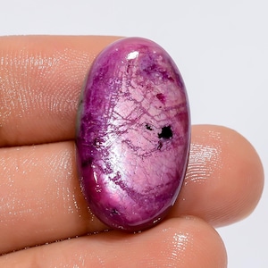 Natuurlijke robijnzoisietcabochon: ovale edelsteen voor het maken van sieraden 28,5 kt (24 x 14 x 4 mm) G-3153