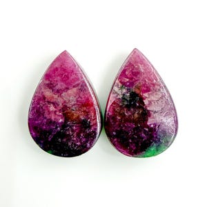 Paire de cabines assorties rubis zoisite naturel - Pierres gemmes à dos plat en forme de poire