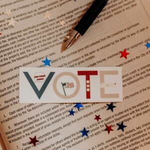 Adesivo VOTE, eleição de 2020, eleição presidencial, Trump, Biden, eleição, debate, votação, votação por correio, votação