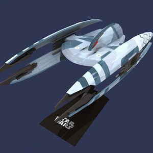 Könnte beinhalten: Ein Modell eines Raumschiffs in Blau und Weiß. Das Schiff hat ein stromlinienförmiges Design mit flügelartigen Verlängerungen. Das Modell steht auf einem schwarzen Sockel mit der Aufschrift "STAR WARS". Der Hintergrund ist dunkelblau.