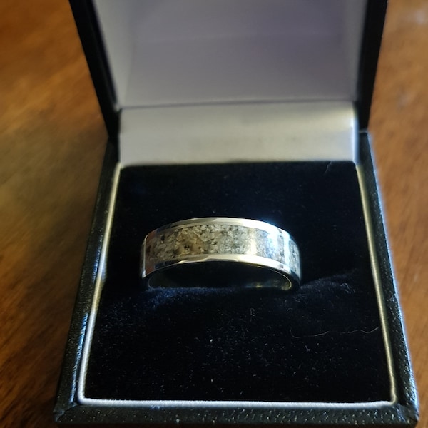 Bague avec du sable de Cornouailles ou du sable provenant d'un endroit qui vous est cher. Fabriqué à partir d'argent sterling sur commande