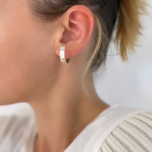 Gigi Earcuff | Ohrklemme aus recyceltem 925 Silber | Oberfläche mit Rillen/Streifen | 2 Größen | Einzeln verfügbar/Single