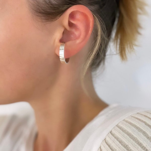 Gigi Earcuff | Ohrklemme aus recyceltem 925 Silber | Oberfläche mit Rillen/Streifen | 2 Größen | Einzeln verfügbar/Single