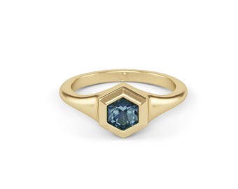 Anillo hexagonal de topacio azul Londres: chapado en oro vermeil, engaste de bisel de 5 mm