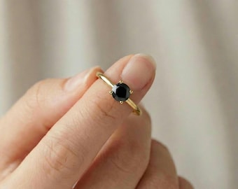 Black Onyx Ring - Round Stone in 18k Yellow Gold