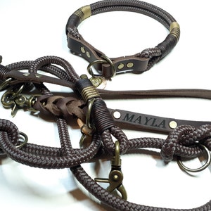 Könnte beinhalten: Ein braunes Lederhundekragen mit einem Seil-Design und einer Messing-Schnalle. Das Halsband ist mit dem Namen "MAYLA" personalisiert. Das Bild zeigt auch eine passende braune Lederleine mit einem Seil-Design und einem Messing-Verschluss.