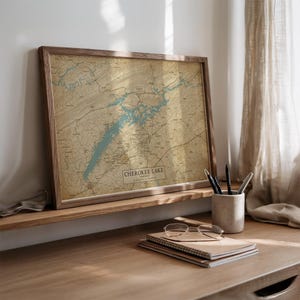 Puede incluir: Impresi&oacute;n enmarcada del mapa del lago Cherokee, Tennessee, en un estilo vintage. El mapa muestra el lago y sus alrededores, con un lago azul claro y un marco marr&oacute;n. El texto "Cherokee Lake" es visible.