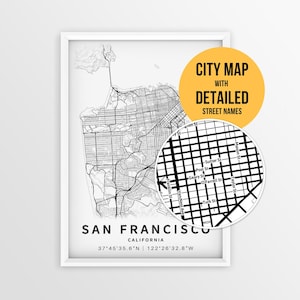 Könnte beinhalten: Eine gerahmte schwarz-weiße Karte von San Francisco, Kalifornien, mit detaillierten Straßennamen und Koordinaten. Ein kreisförmiger Ausschnitt zeigt einen vergrößerten Bereich des Stadtplans, während ein gelber Kreis den Text CITY MAP WITH DETAILED STREET NAMES enthält.